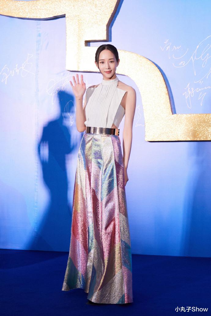 张钧甯|39岁张钧甯状态越来越好，挂脖连衣裙大秀美肩，说闽南话好可爱