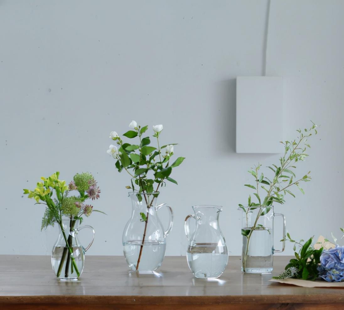 日本太太晒原木家具,房间装修简单,一人独居,充满岁月静好