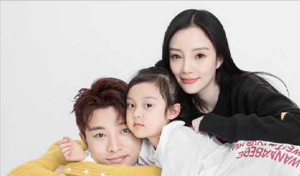 贾乃亮|这俩要复婚？网曝一家3口外出游玩，这下娃每天都能看见爸妈了