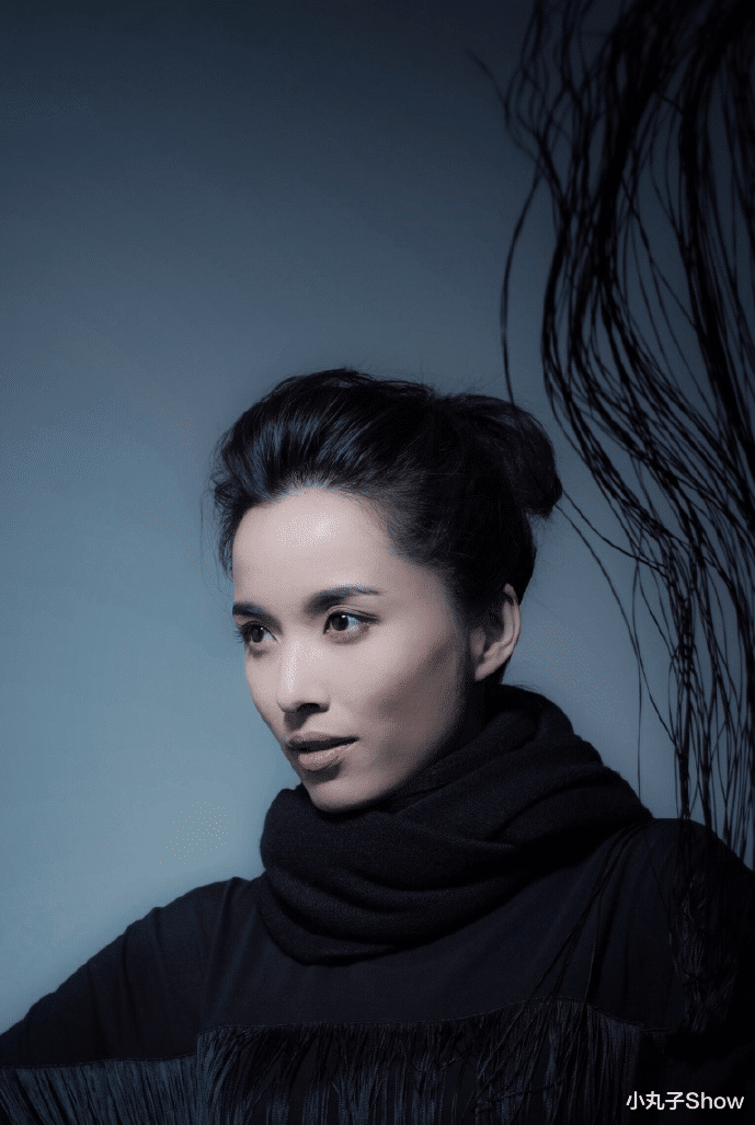 李佳|靳东老婆李佳久违晒娃,休闲打扮秀纤细大长腿,二婚嫁靳东被宠溺