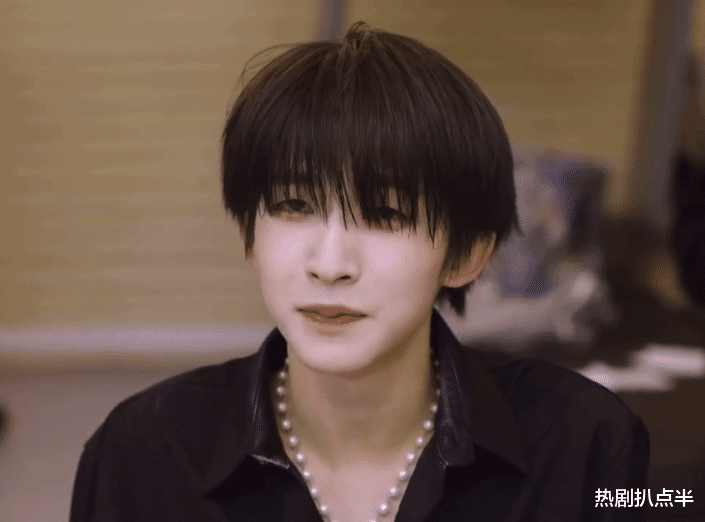 鞠婧祎|男团惊现翻版“鞠婧祎”？夏天也要贴垫肩，浓妆糊面鞋底高度惊人