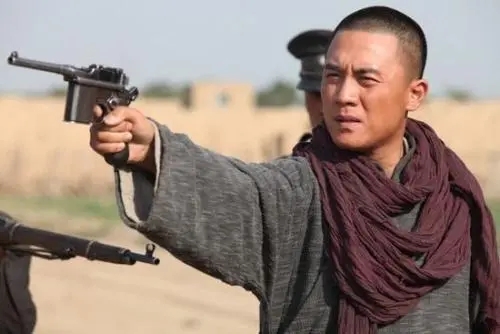 王灿|王灿晒夫妻甜蜜合影，杜淳不顾硬汉形象替老婆背包，成宠妻小能手