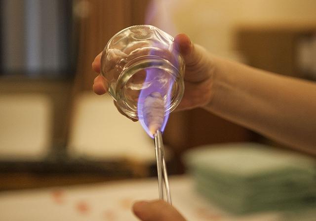 面瘫|夏天身体里的湿气重,拔火罐管用吗?提醒:掌握1招,轻松除湿气