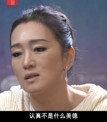 巩俐|55岁巩俐晚宴上喝酒热聊！胸前超大宝石太晃眼，壮汉保镖全身跟随