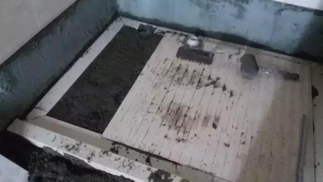 洗澡时你划到过吗?家里有老人、小孩特别注意,这样防滑!