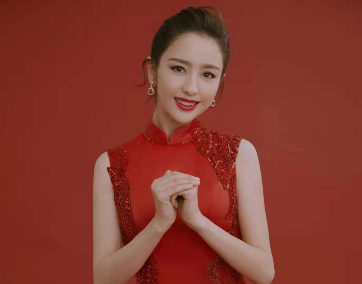 戒指|“跨行达人”佟丽娅：文代会穿两万上衣站C位，主持春晚引争议