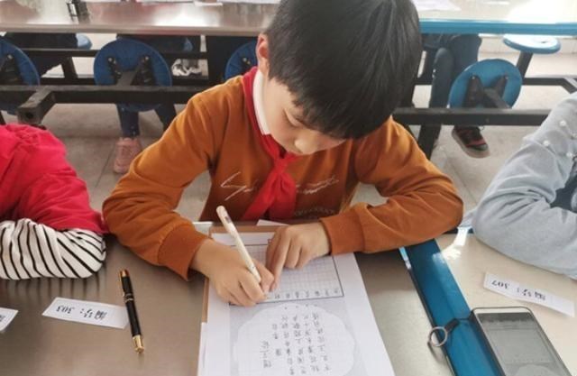 依科育儿吧|10岁小学生“豆腐块字”火了，大学生不敢相信：吃了“打印机”？