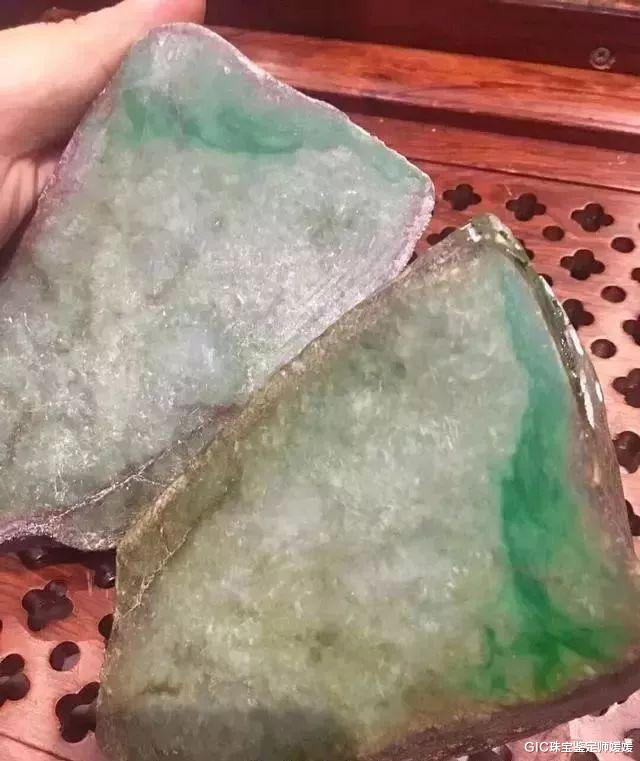 翡翠|天差地别的两块翡翠原石，切开却让人意外，赌石有风险入行需谨慎