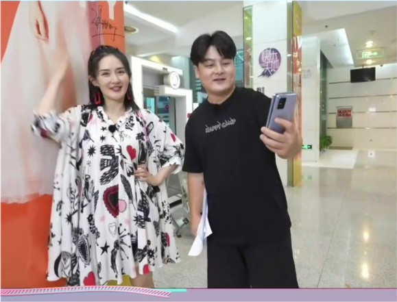 衬衫|谢娜产后一家四口首度同框!她穿连衣裙显虎背熊腰,女儿罕见曝光