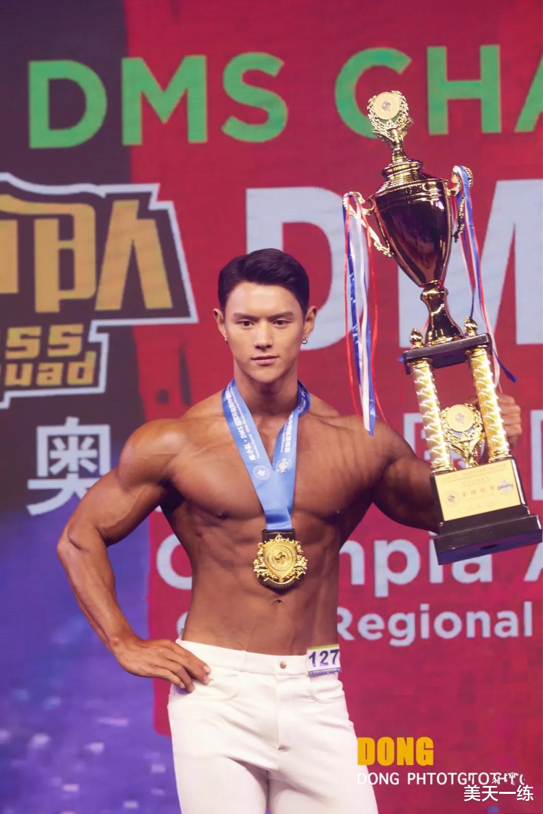 鹿晗|肌肉版“鹿晗”走红，强壮胸肌如石头，被网友质疑吃药？