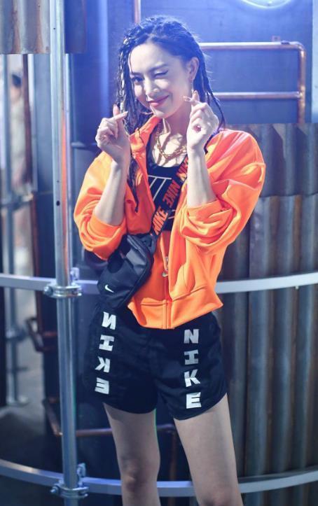 短裤|文咏珊大长腿好抢镜，上挑眼线魅惑十足，一般人真驾驭不了