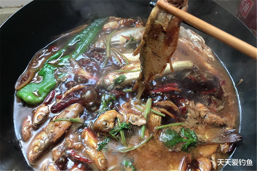 孟浩然|仲秋时节钓翘嘴，要用这些动态的钓法，翘嘴狂拉，时速可以破百！