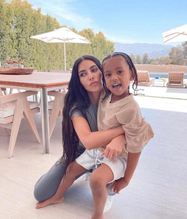 张艺兴|金卡戴珊否认约会传闻，坚称还是单身，回顾不堪往事并未告诉孩子