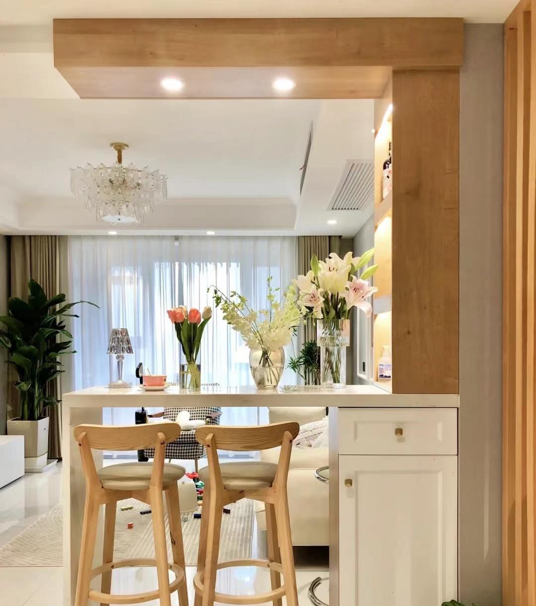 入户冲厕所太尴尬？设计师巧妙设计后，打造出完美玄关，太赞了