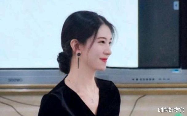 明星|“最美”高中女老师，比一些女明星都清纯，坚持美容或是核心