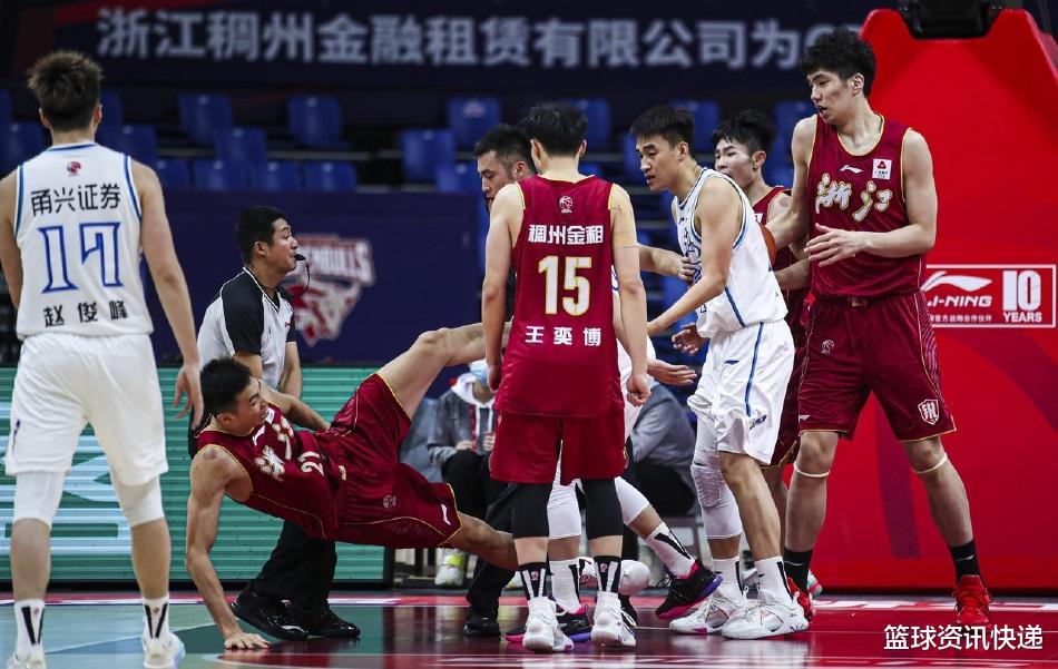 科尔|CBA爆发大规模冲突！场上球员推搡差点打起来，3人被吹技术犯规