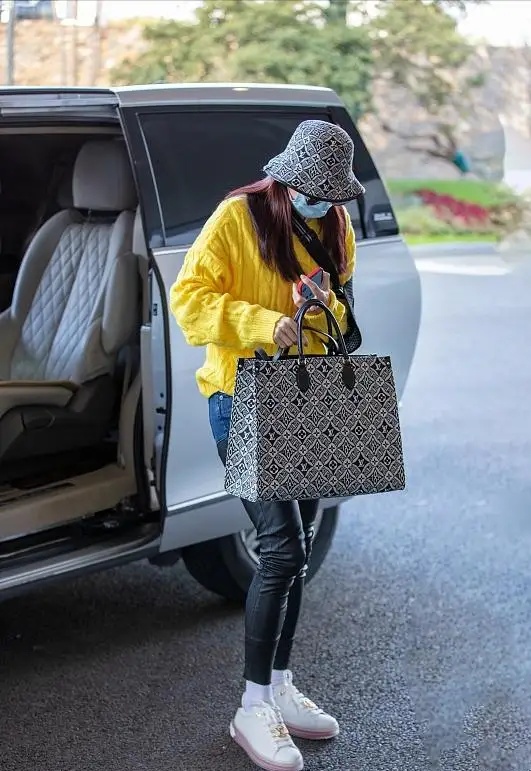 全球时尚号|张柏芝素颜带三个儿子亮相，穿宽松的服装好疲惫，独自背儿无随从