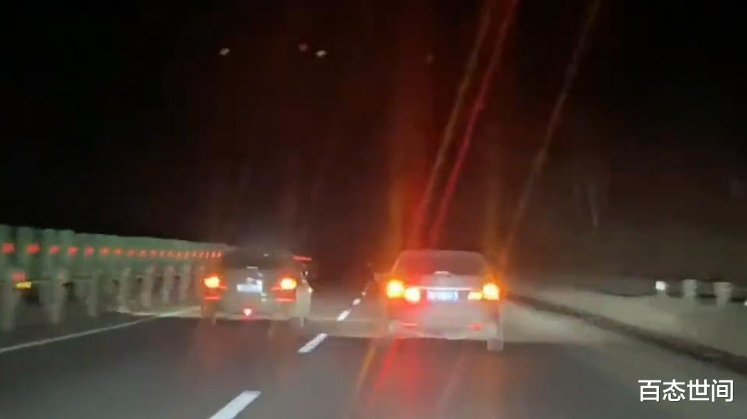 百态世间 鸡西两辆私家车在高速上并排行驶对后车恶意别车，持续了几十公里