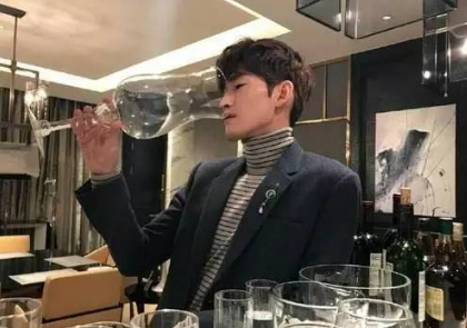 |张翰首晒豪宅，装修奢侈豪华，看清客厅巨型钢铁侠模型：有钱真好