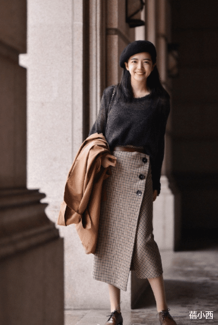 蓓小西 秋季还是穿“毛衣”最百搭，学会这4种搭配就够了，优雅到骨子里