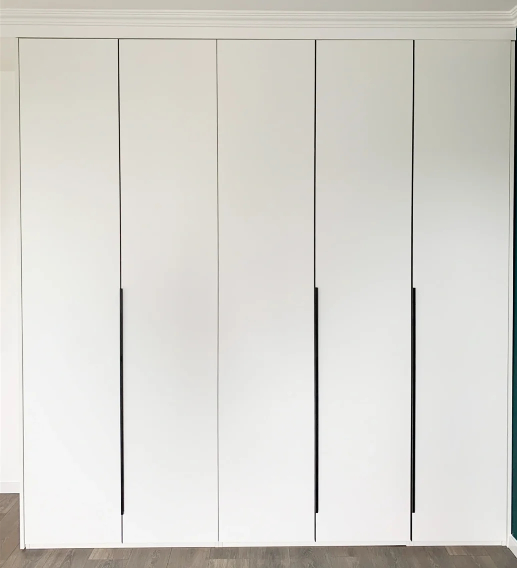 墙面挺平，装上柜子后竟然还有缝隙，哪里出问题了？