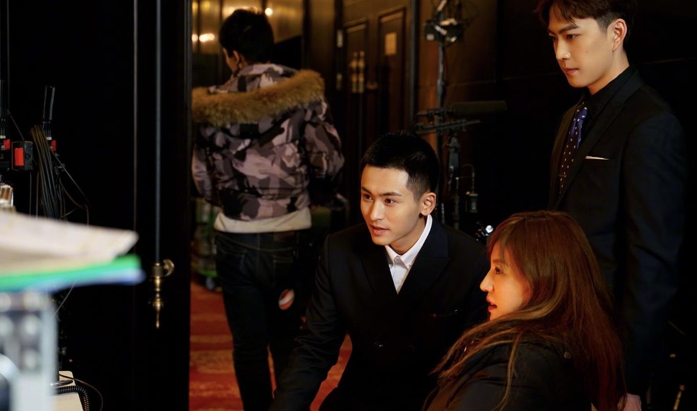 琳妹儿说|赵薇被张哲瀚事件牵连，着装往事被扒，社交平台遭网友留言谩骂