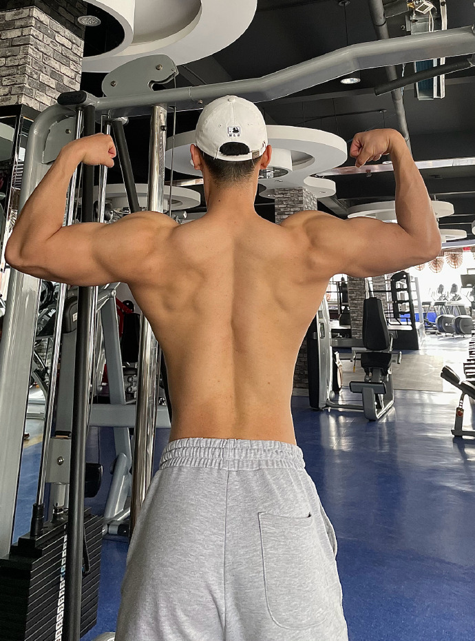 健身圈一哥|190cm西安小哥，喜欢篮球热爱健身，一身腱子肉棒棒哒！