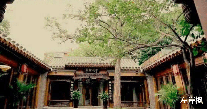 和珅|直击王刚四合院：明清时期的黄花梨桌子，墙挂齐白石、范曾的名画
