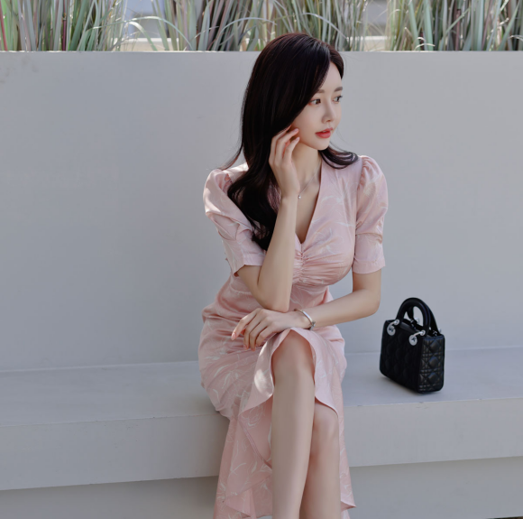 心壹穿搭|女神孙允珠时尚搭配：微甜蜜桃科尔多瓦经典刺绣裙