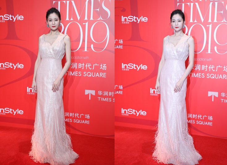 Lady变美日记|王媛可的穿搭路线挺特别,穿拼色裙用“电话线”当肩带,好时髦