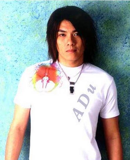 周传雄|过气歌手窘境：“情歌教父”周传雄在街头卖唱，王杰被嘲过气老狗