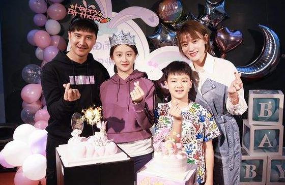 田亮|田亮一家罕见同框，10岁儿子与叶一茜牵手走，森碟独自前行显失落