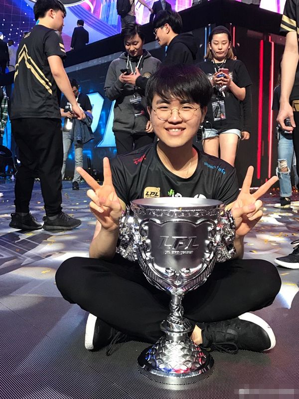 电竞新闻|别再联系老将复出了！五个前职业打德杯遭路人碾压，网友都看笑了