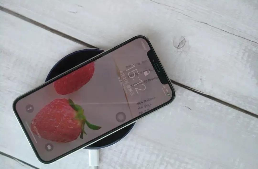iPhone|明明金属更耐摔，却为何当初的手机后壳几乎一夜之间都变成了玻璃