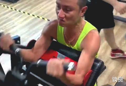 酒吧|文章与美女亲昵合照，油腻发福发际线堪忧，被曝开酒吧当老板维生