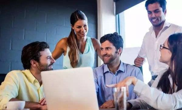 |只和同事存在同事工作关系，下班以后和空闲时间从不交往，形同陌生人，这种人怎样？