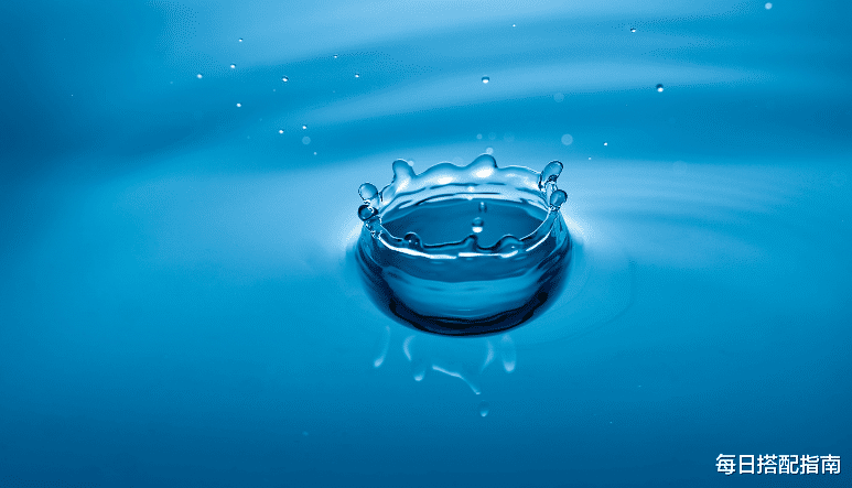 每日搭配指南 “基础色”才是万能色，搞懂基础色的含义，再也不怕穿衣显廉价