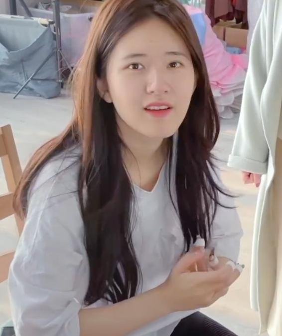 赵露思|赵露思纯素颜被拍，没洗头下正脸看镜头时，这颜值真的只有22岁？