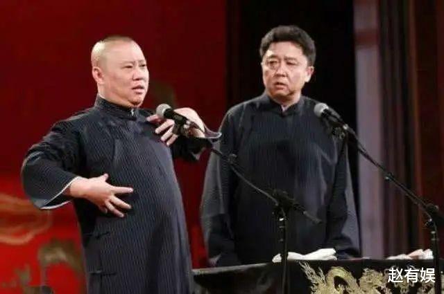 郭德纲|郭德纲亮相央视，因频繁看提词器引质疑：老郭不背台词，是飘了吗