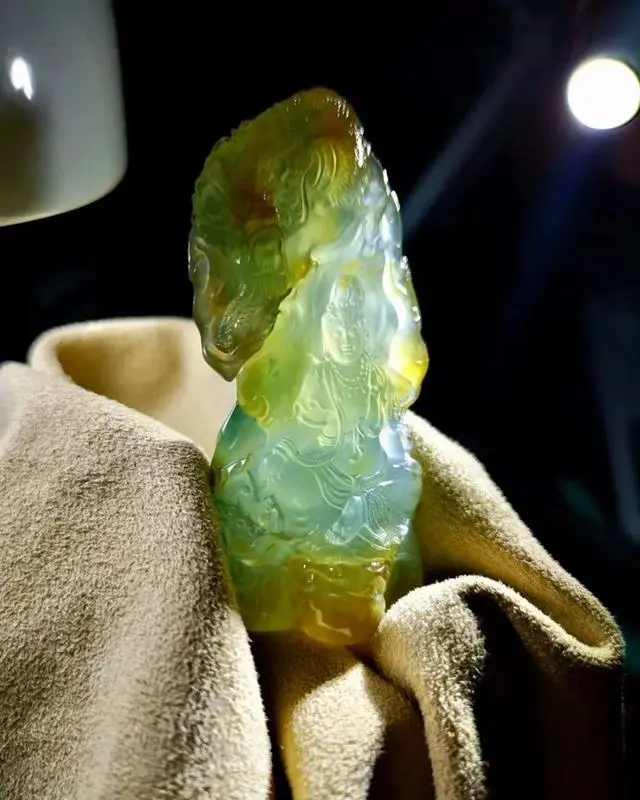 翡翠|一块半山半水大马坎原石,开窗见冰种,雕出带花降龙观音翡翠!