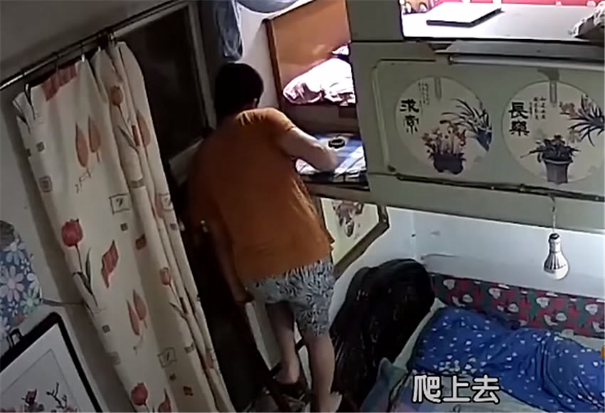 1家3口蜗居16㎡房，睡在柜子里灶台旁是马桶？网友：咋住