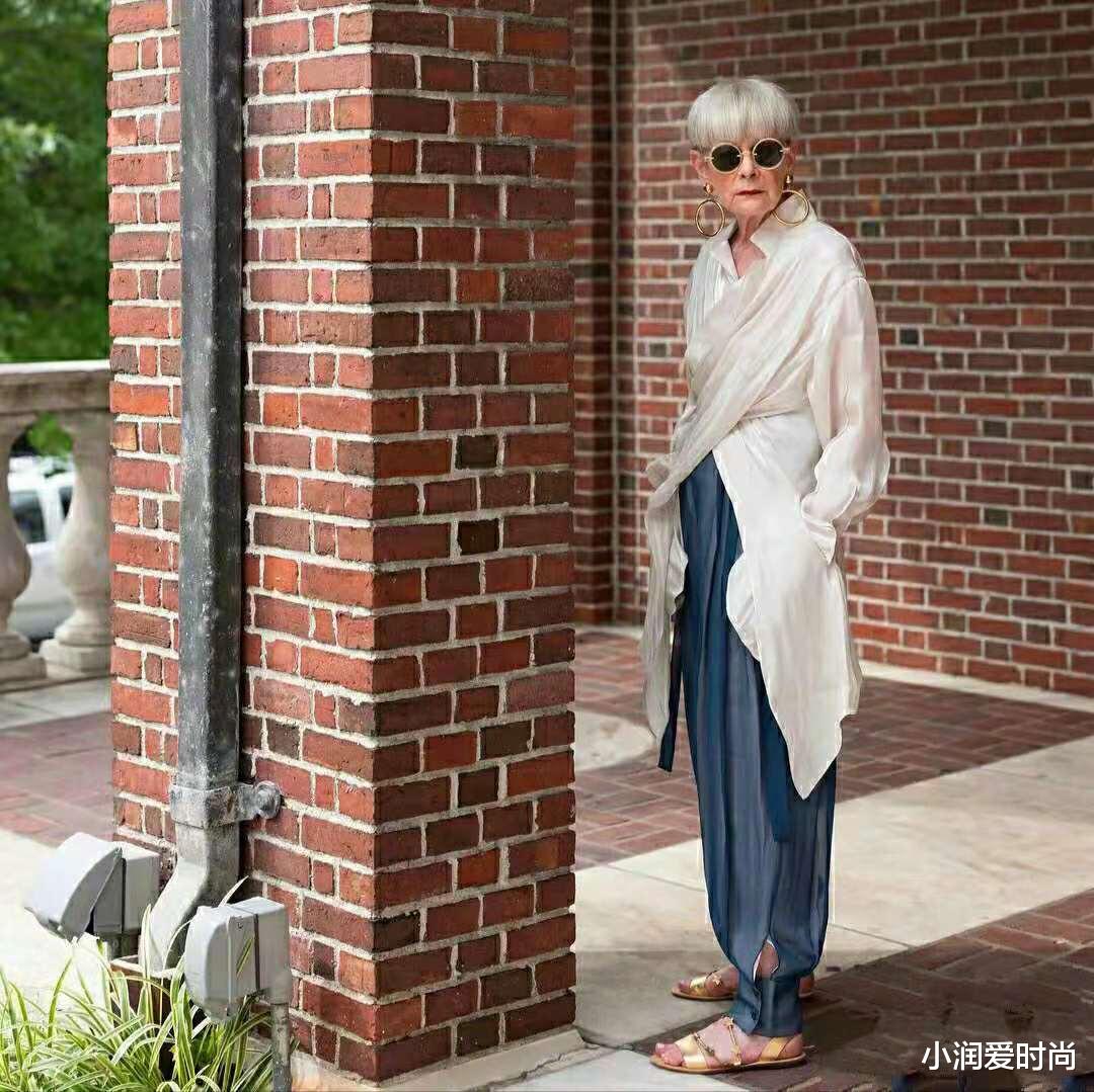 小润爱时尚|66岁白发奶奶无惧变老，穿连衣裙搭高跟鞋玩转时尚，美得洋气洒脱