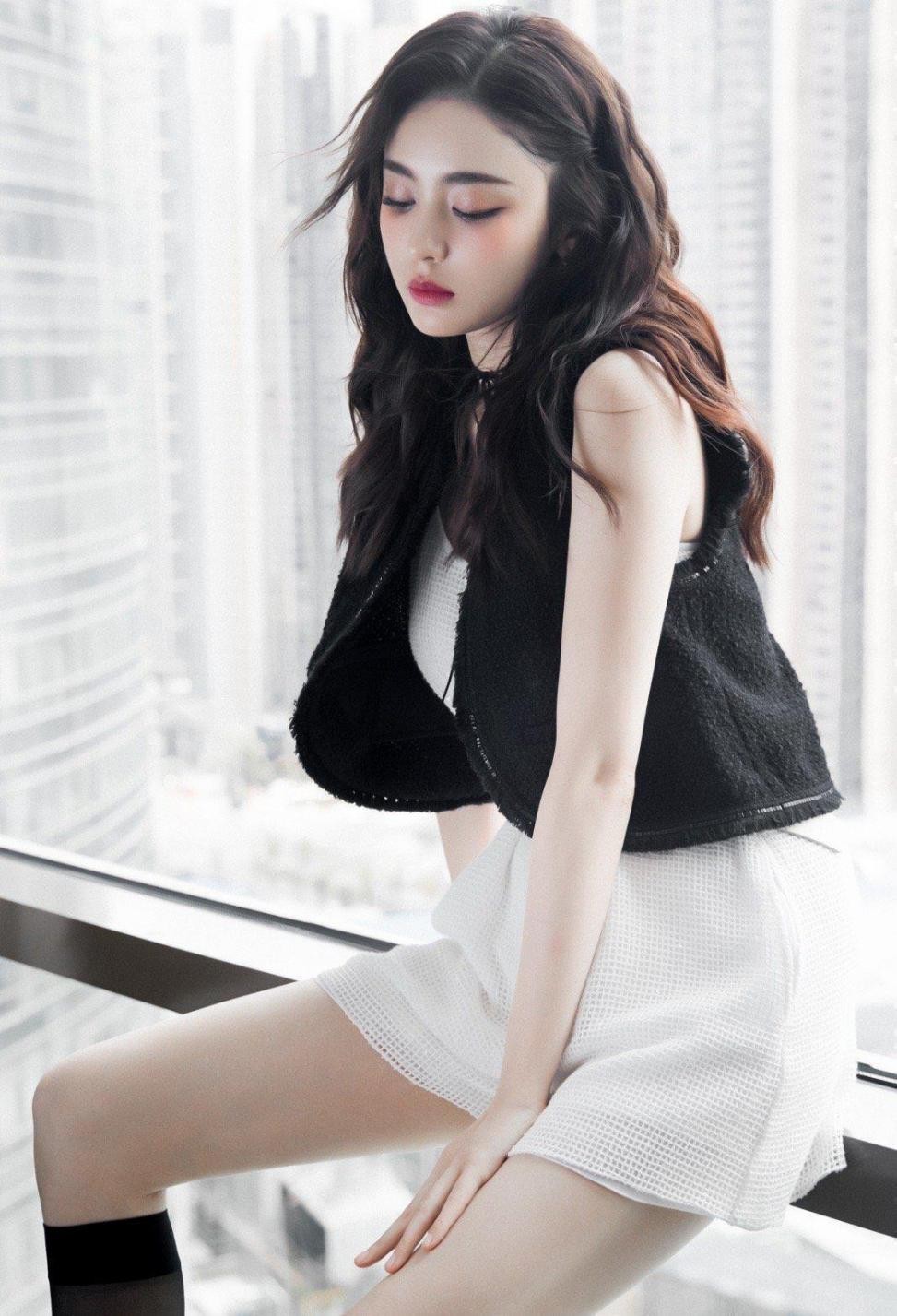 潮流搭配师甜甜|古力娜扎黑白搭配秒变“酷girl”，卷发造型随性慵懒，满满的氛围感