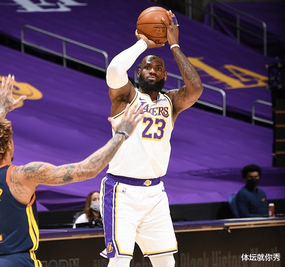 斯蒂芬·库里|输球又输人!湖人117-91勇士,库里举动引热议,谁注意詹姆斯举动