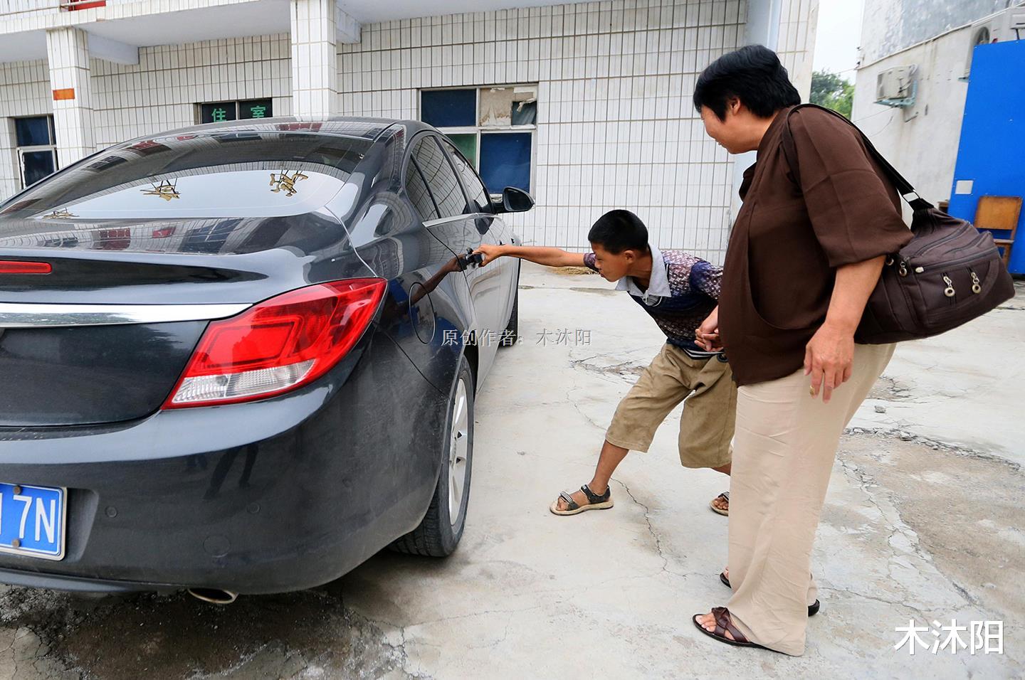 木沐阳 坐别人车，有5件事不能做，特别是最后一件，友谊的小船说翻就翻