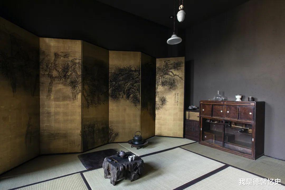 我是德馨忆史 温州男教师为避世,花百万将家涂成全黑,9成时间在家“修仙”