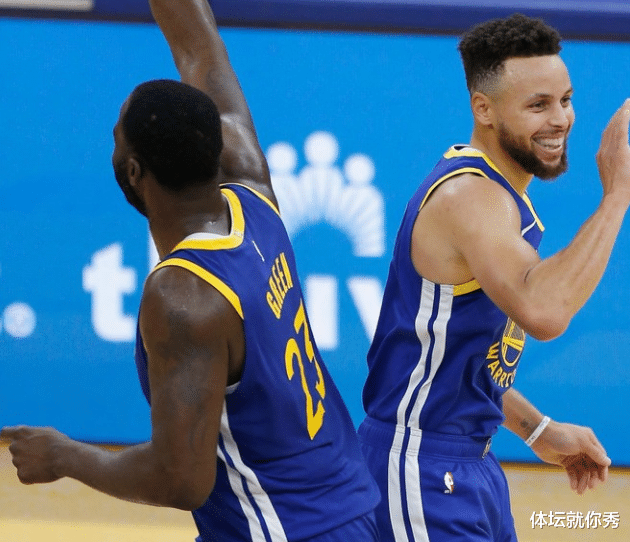 勇士队|勇士129-98骑士！科尔曝内情，格林大嘴引争议，库里送格林4个字