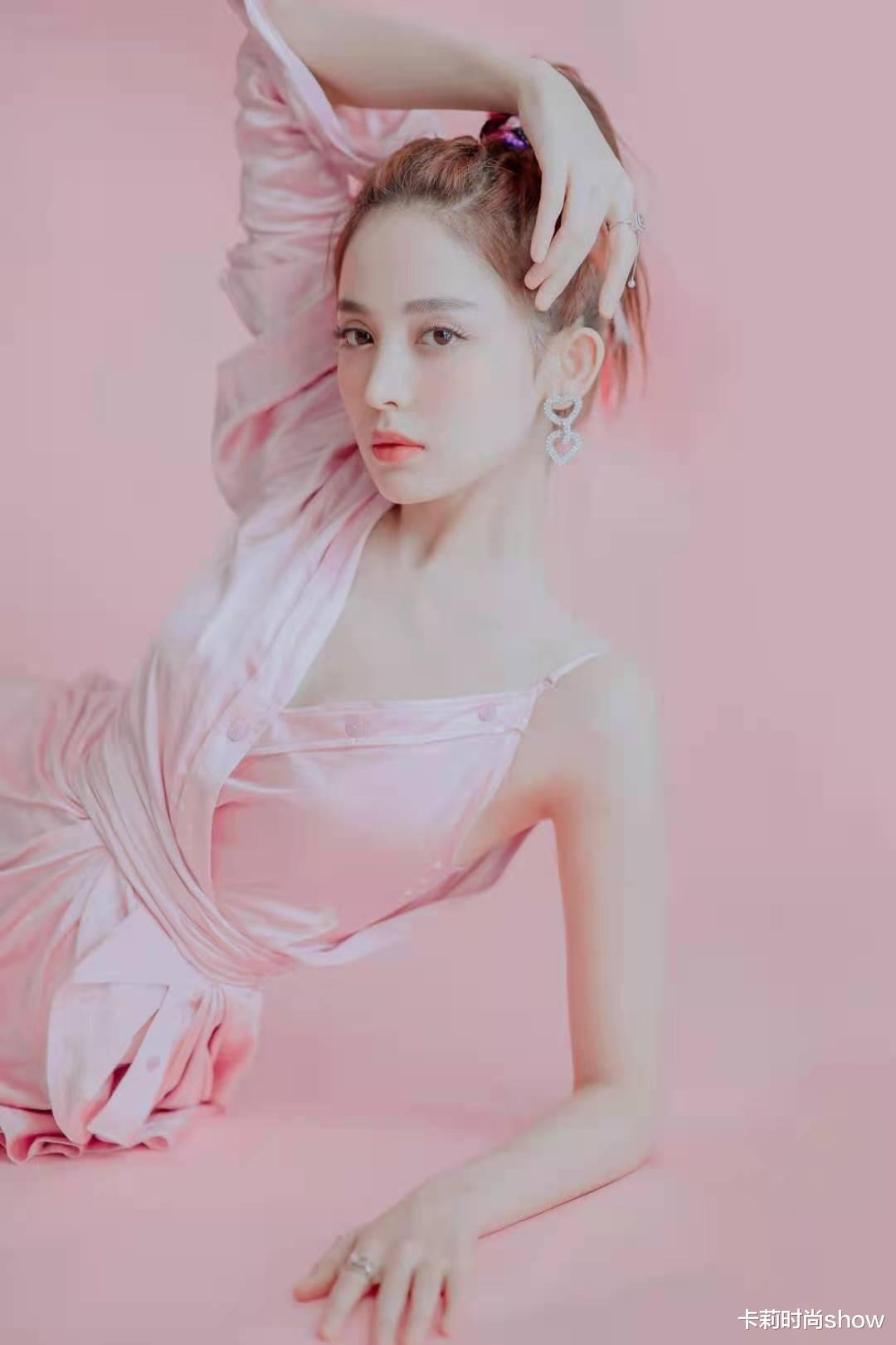 卡莉时尚show|古力娜扎太会打扮，172cm穿粉裙秀美腿，生图皱皱巴巴依然显气质