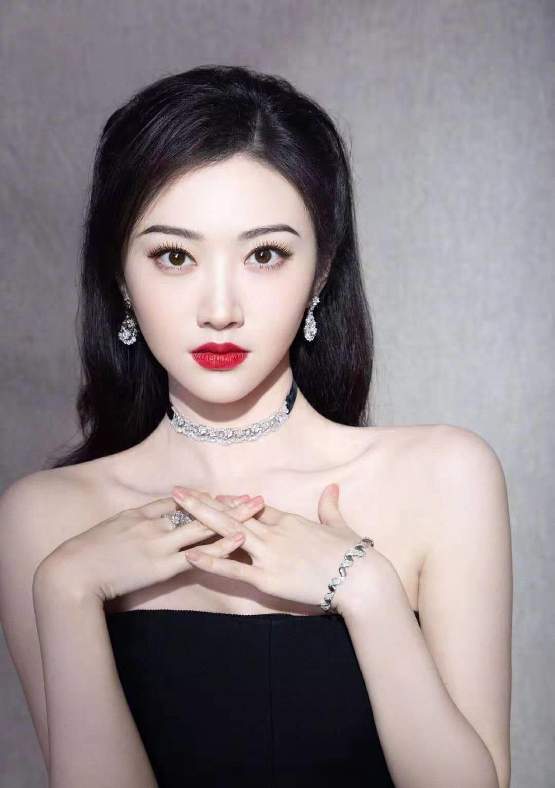 姚姚时尚|景甜生图绝了，美成画中人！一袭透视纱小黑裙，性感撩人，太惊艳