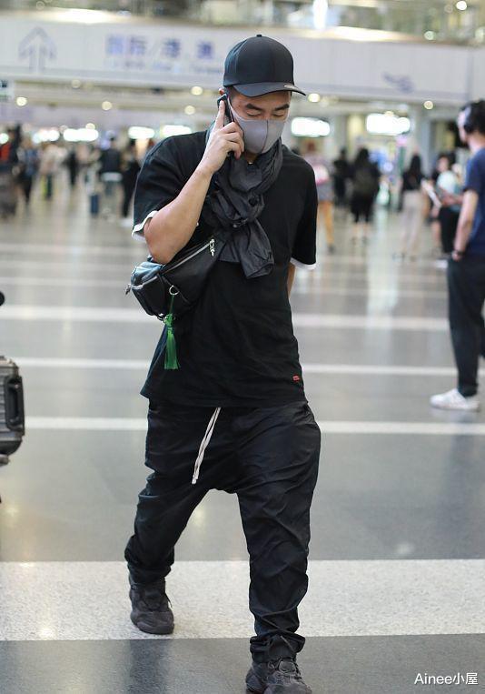 孙涛|陈小春真是大湾区潮男,橘色T恤配灰色工装裤,鲜亮有型挺可爱的